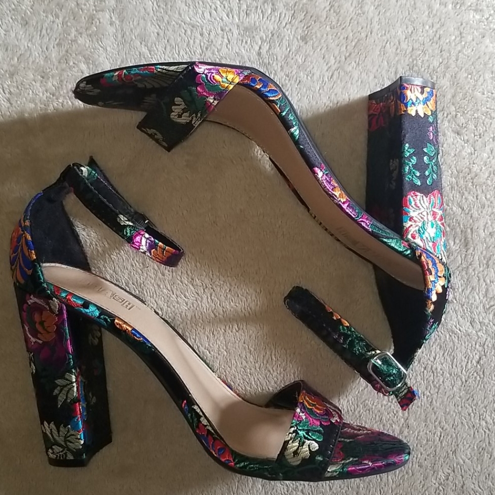 Heels - Picture 2 of 3